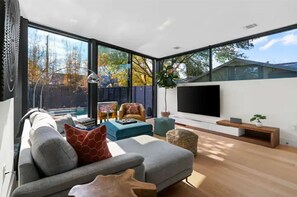 Smart TV, books, stereo