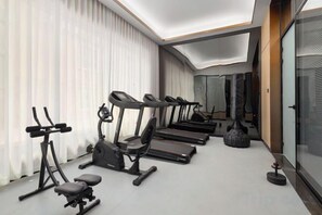 A gym with treadmills, elliptical machines, and free weights. - Kunming Panlong Days Inn Selected Wyndham Hotel (Agricultural University Branch) (Kunming)