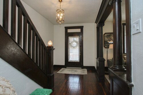 PGH City Home - Lovely 3 BR, 1.5 BA, Sleeps 7+ w/ Ultra Suited Location