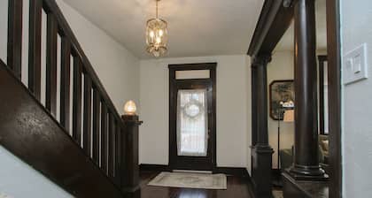 PGH City Home - Lovely 3 BR, 1.5 BA, Sleeps 7+ w/ Ultra Suited Location
