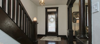 PGH City Home - Lovely 3 BR, 1.5 BA, Sleeps 7+ w/ Ultra Suited Location