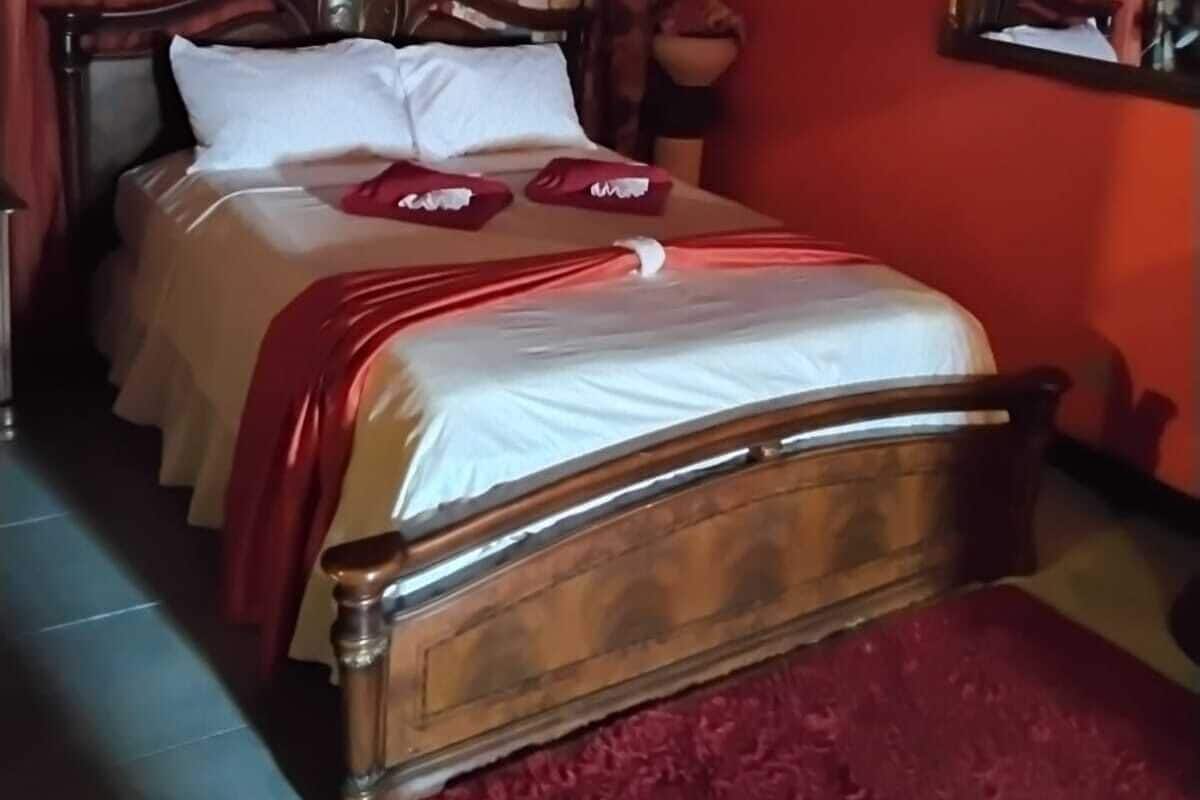 蜜月开间套房 | 客房内保险箱、笔记本电脑工作区、遮光窗帘、熨斗/熨衣板