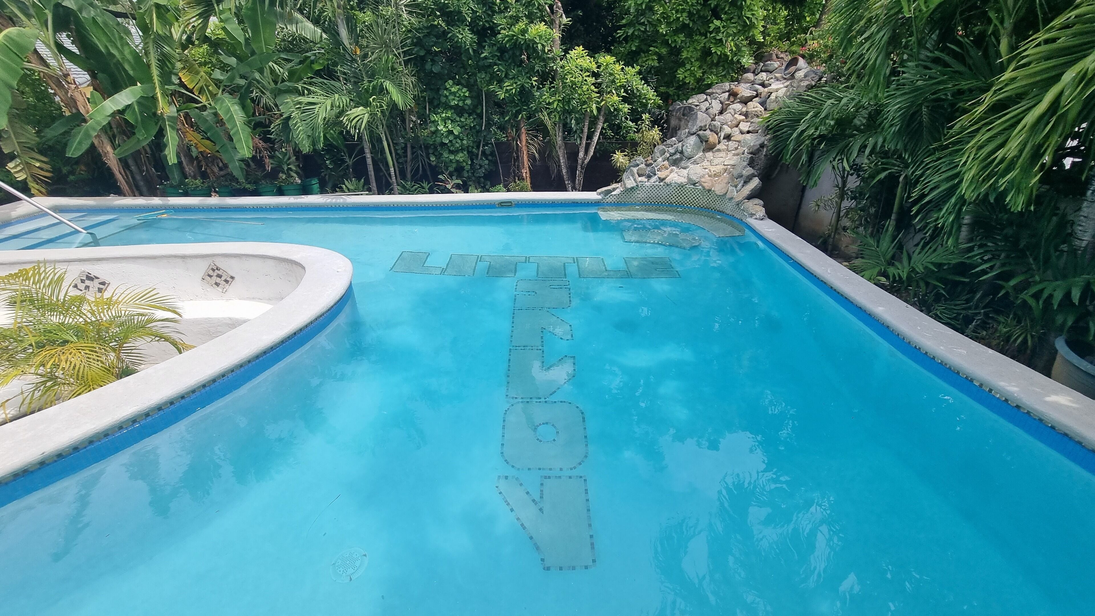 Una piscina con una zona delimitada para niños pequeños.