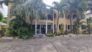 Property grounds - Little Savoy Guest House (Runaway Bay)