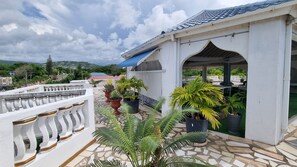 Property grounds - Little Savoy Guest House (Runaway Bay)