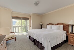 Townhouse | Sengetøy av topp kvalitet, safe på rommet og skrivebord