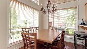 Three Bedroom Townhome, Beach Front | Dining room