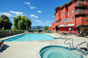 2 piscinas cubiertas, una piscina al aire libre de temporada
