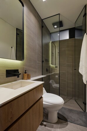 Suihku, hiustenkuivaaja, pyyhkeet, saippua