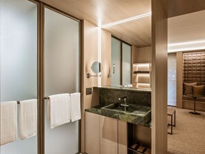 Designer-Toilettenartikel, Haartrockner, Bademäntel, Hausschuhe