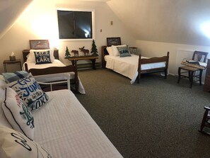 2 bedrooms, WiFi, bed sheets - Chalet in Gold Star Community w/Resort Amenities (Pocono Lake)