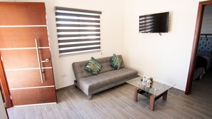 Condo Confort | Área de sala de estar | Televisión LED de 42 pulgadas con canales digitales y televisión 