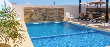 Piscine extérieure, chaises longues