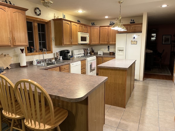 Kjøleskap, mikrobølgeovn, ovn og kokeplater