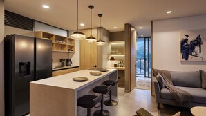 A modern kitchen with a central island, bar stools, and pendant lighting. - 2 bedroom, Ac, 300mb, balcony, jacuzzi, wake 1116 (Medellín)