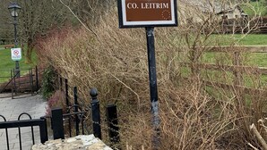 Segnaletica per la cascata di Glencar, nella contea di Leitrim.