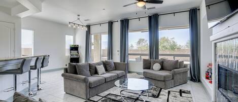 TV, lareira, livros, escritórios