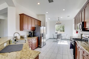 Fridge, microwave, stovetop, dishwasher - 'Casa Del Sol' - Cozy Oasis in Desert Hot Springs! (Desert Hot Springs)