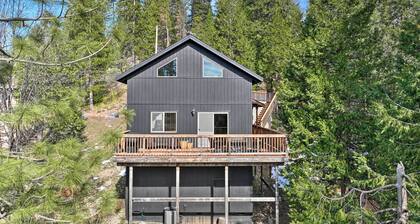 Near Hiking + Wineries: Arnold Cabin w/ Deck!