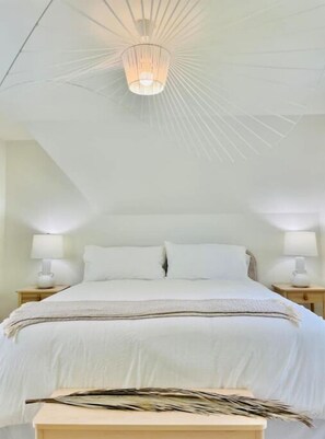 3 bedrooms, iron/ironing board, travel crib, free WiFi - Luxury Farmhouse in Niagara-On-The-Lake: Waterfront & Vineyard Views (Niagara-on-the-Lake)