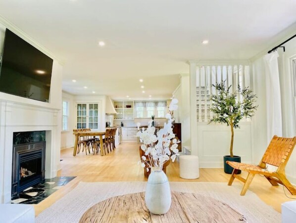 Interior - Luxury Farmhouse in Niagara-On-The-Lake: Waterfront & Vineyard Views (Niagara-on-the-Lake)