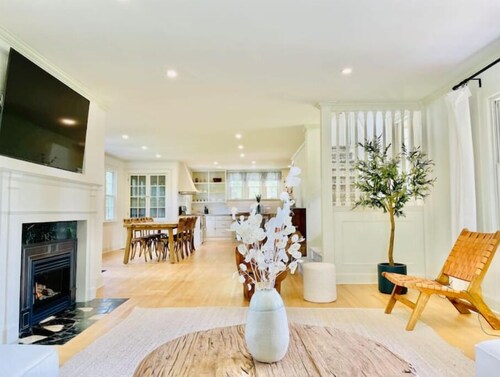 Luxury Farmhouse in Niagara-On-The-Lake: Waterfront & Vineyard Views