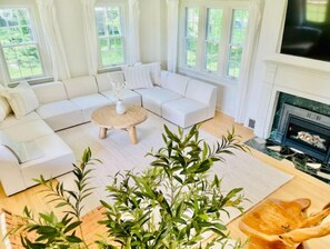 Smart TV, fireplace, books - Luxury Farmhouse in Niagara-On-The-Lake: Waterfront & Vineyard Views (Niagara-on-the-Lake)