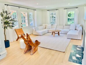 Smart TV, fireplace, books - Luxury Farmhouse in Niagara-On-The-Lake: Waterfront & Vineyard Views (Niagara-on-the-Lake)