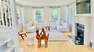 Smart TV, chimenea y libros