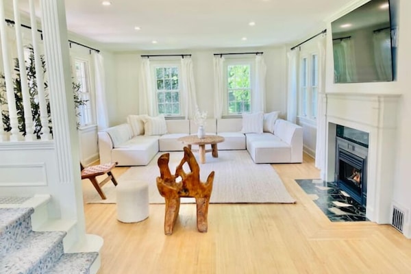 Smart TV, chimenea, libros