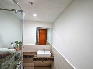 淋浴設備、風筒、坐浴桶、提供毛巾