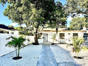 Property grounds - Intimate Casita Mia minutes away from everywhere! (Miami)