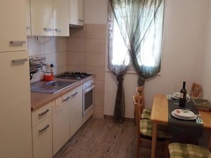 Fridge, oven, stovetop, coffee/tea maker