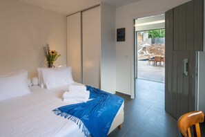 5 bedrooms, iron/ironing board, free WiFi, bed sheets