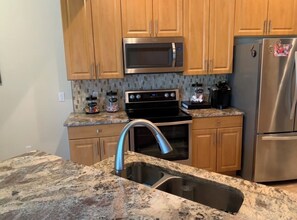 Fridge, microwave, oven, stovetop - Spend the winter in sunny SW Florida in a 3/2 home with 2069 square feet! ☀️🌴☀️ (Fort Myers)
