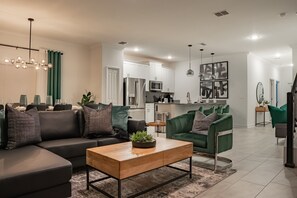 Smart TV - Beautiful 5 bedroom 4 bath pool Townhome 296 (Davenport)