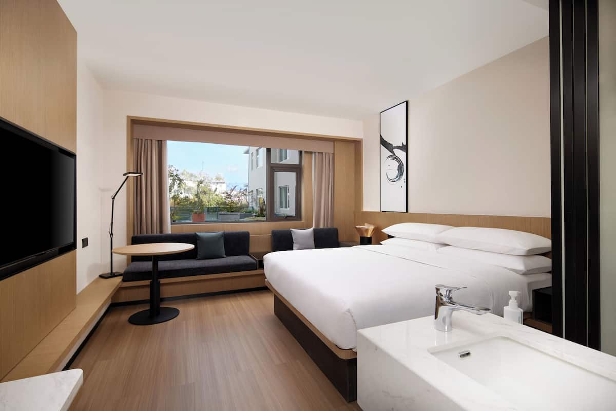 Standard Room, 1 King Bed, City View | Down comforters, in-room safe, blackout drapes, soundproofing