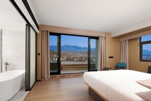 Suite, 1 très grand lit, vue ville | Terrasse/Patio