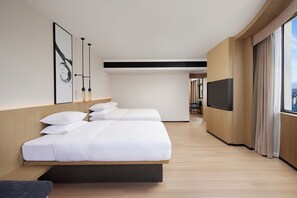 Suite familiar, 2 camas dobles, vistas a la ciudad | Edredones de plumas, caja fuerte, cortinas opacas
