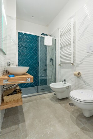 Een douche, een haardroger, een bidet, handdoeken