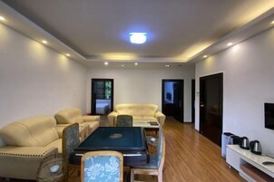 Una sala de estar moderna con un juego de sofá, una mesa de centro y un televisor de pantalla plana montado en la pared.