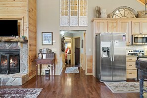 Fridge, microwave, oven, stovetop - Serene retreat with a hot tub, firepit, washer/dryer & seasonal mountain views (Blairsville)