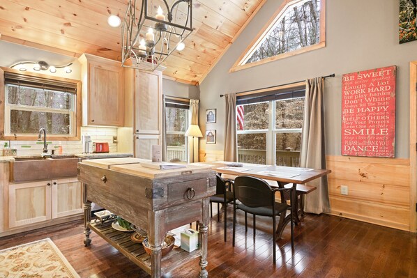 Fridge, microwave, oven, stovetop - Serene retreat with a hot tub, firepit, washer/dryer & seasonal mountain views (Blairsville)