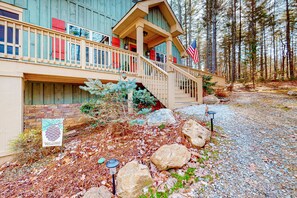 Exterior - Serene retreat with a hot tub, firepit, washer/dryer & seasonal mountain views (Blairsville)