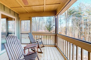 Property grounds - Serene retreat with a hot tub, firepit, washer/dryer & seasonal mountain views (Blairsville)
