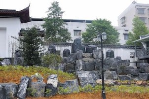 Un edificio tradicional con techo de tejas, paredes de piedra y una linterna de piedra.