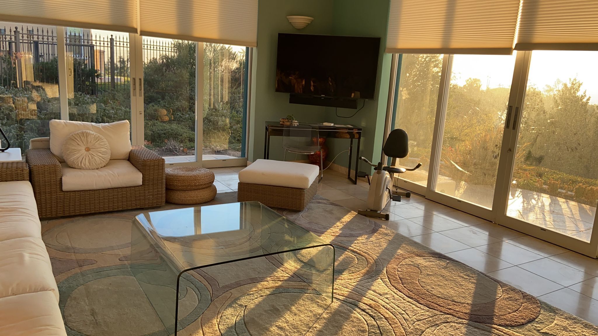 1 Big Private Bedroom + 1 Private Sunroom + 1 Private bathroom: Nothing shared