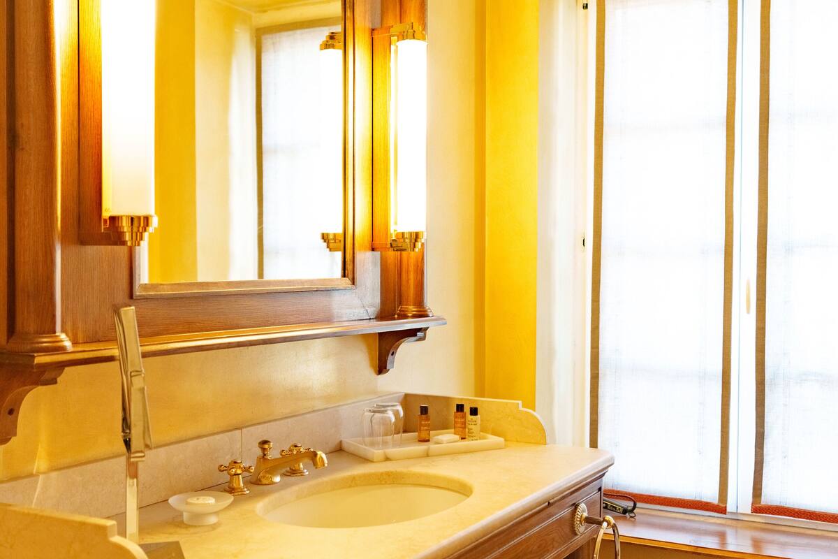 deluxe double room | bathroom | bathrobes, towels
