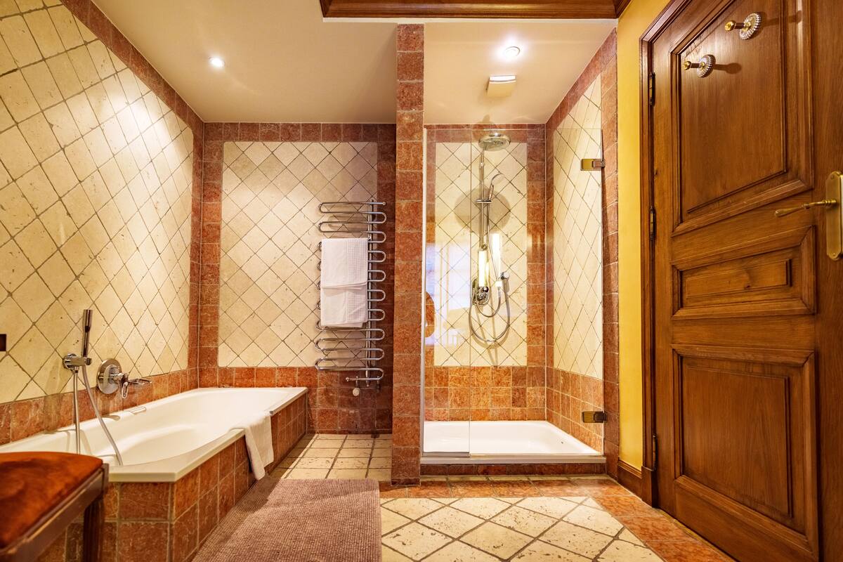 deluxe double room | bathroom | bathrobes, towels