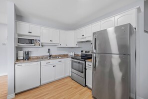 Refrigerador, microondas, parrilla de estufa y lavavajillas 